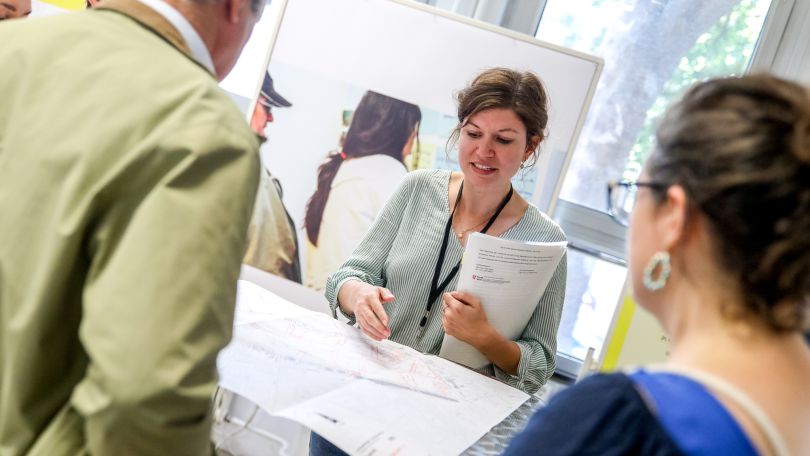 Menschen sehen sich einen Plan an.