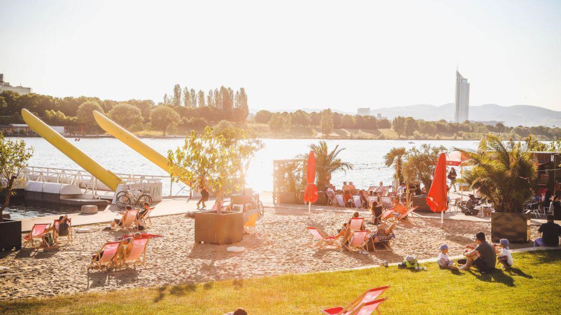 Strand und Wiese an der Neuen Donau