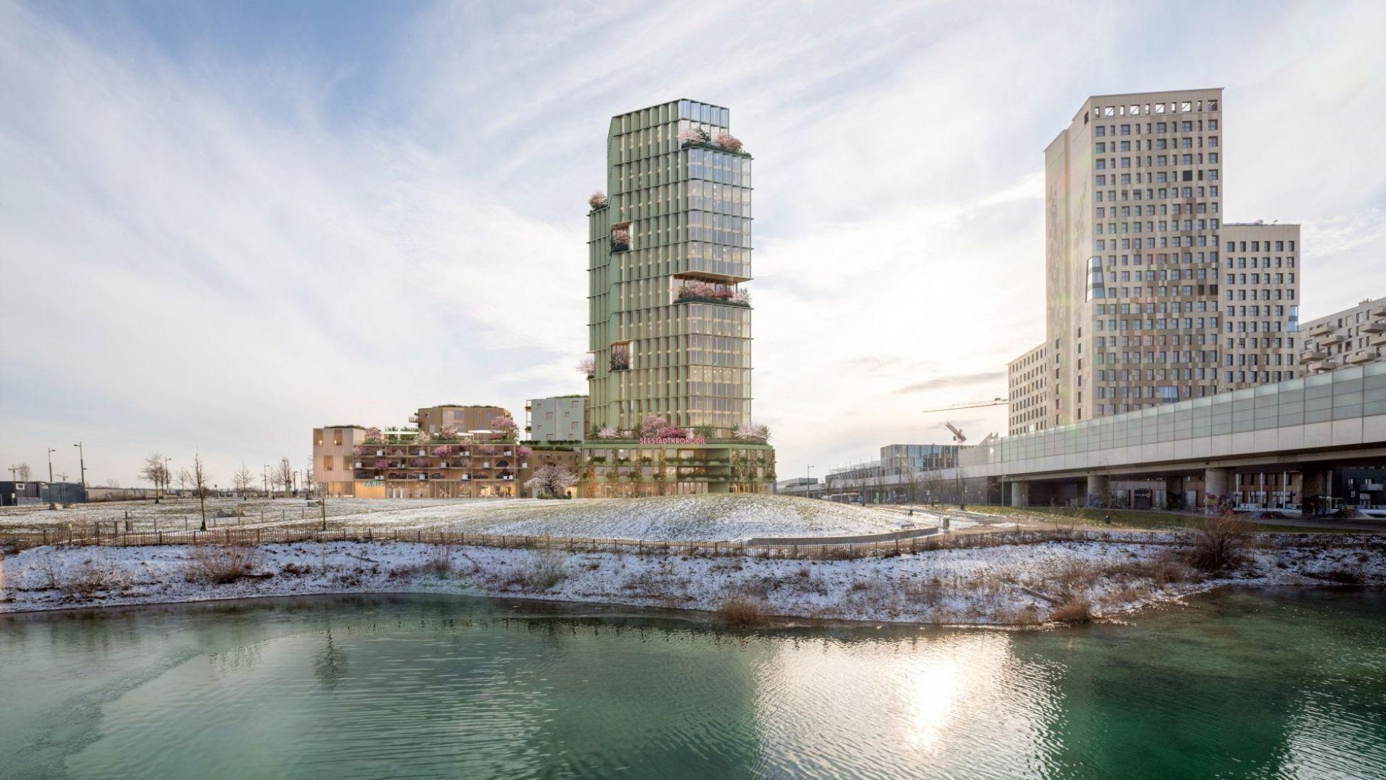 Modernes Gebäude mit Glasfassade beim Wasser