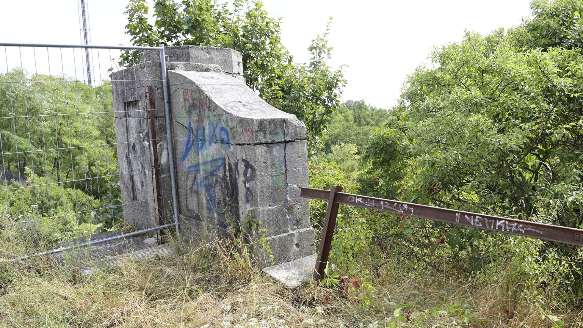 copyright: Alexandra Kromus Betonstruktur, Brachland