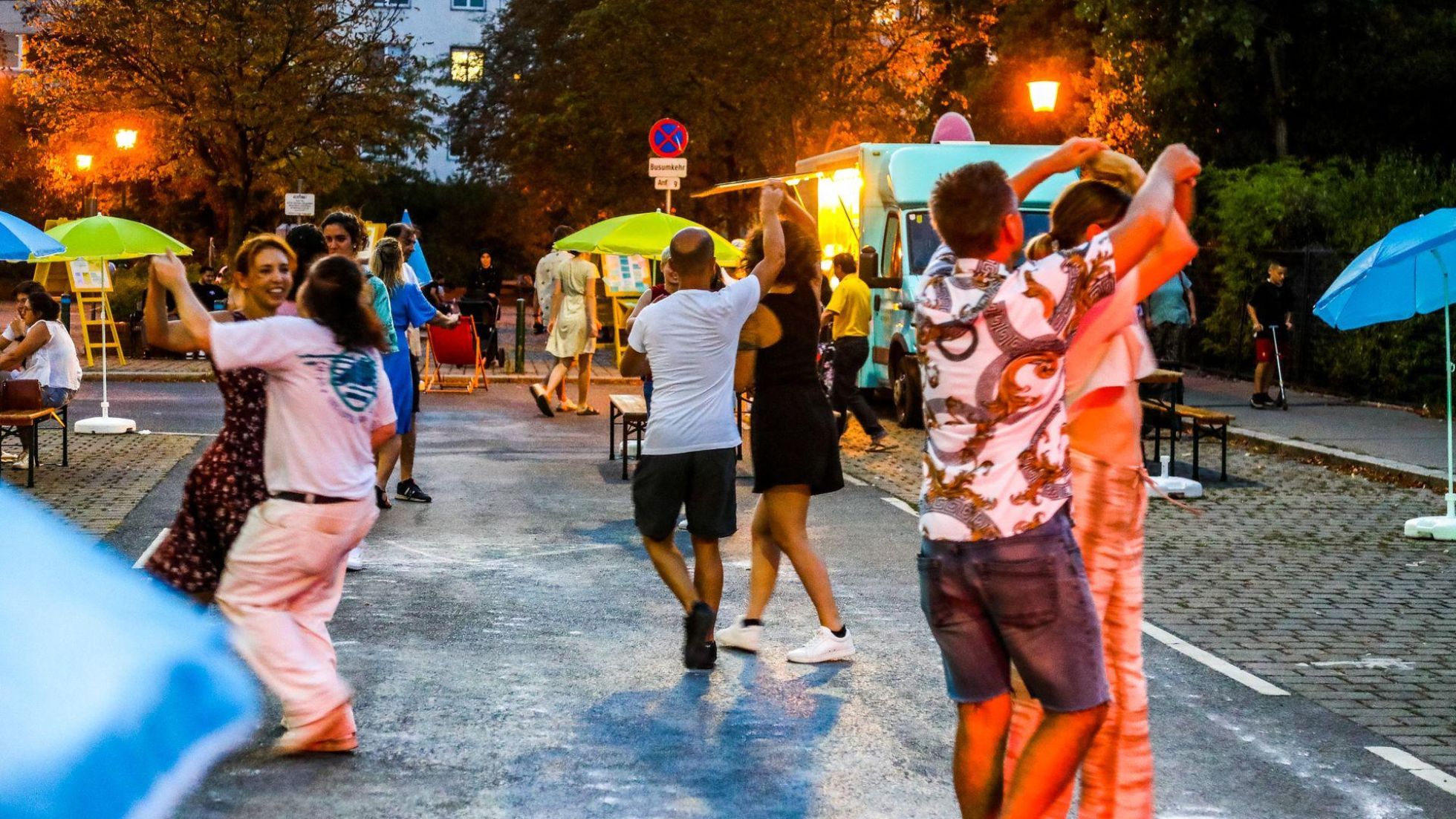 Besucher*innen beim Tanzkurs