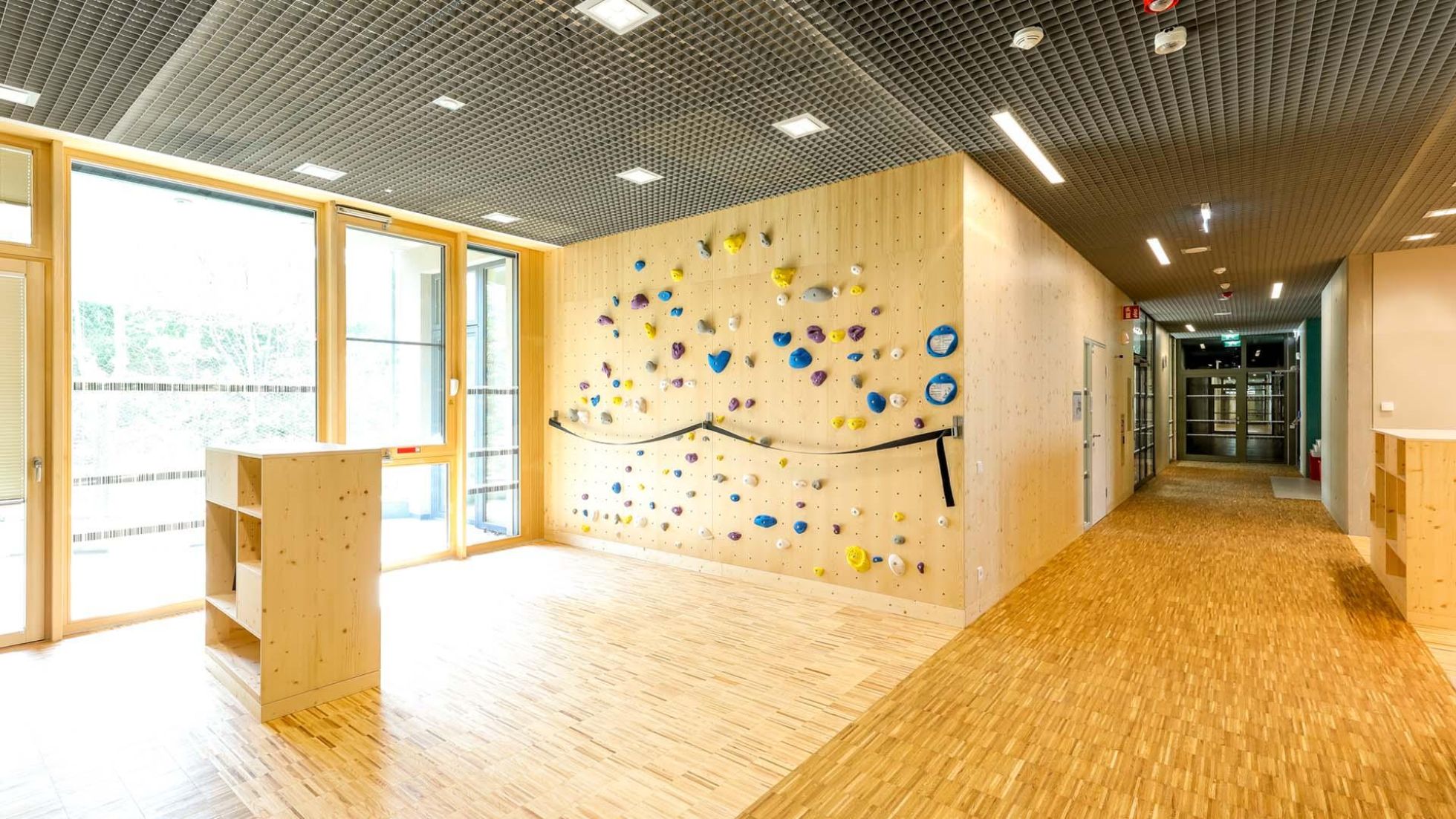 Schulräumlichkeiten mit hellem Holzböden