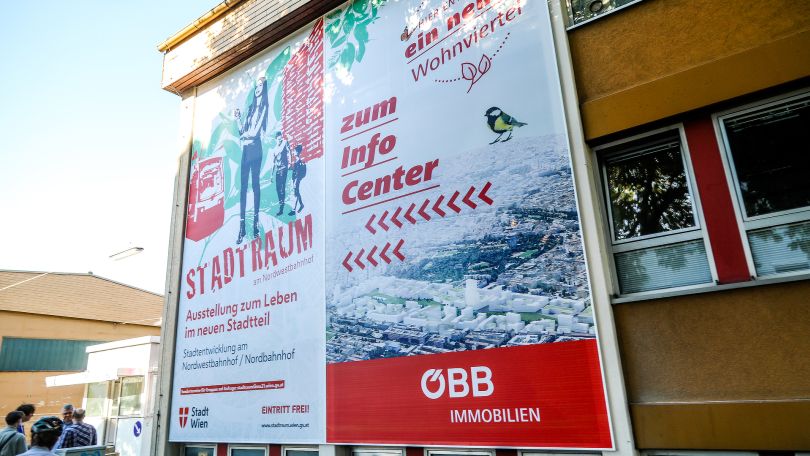 Außenbereich, große Tafeln, Aufschrift Stadtraum, zum Info Center