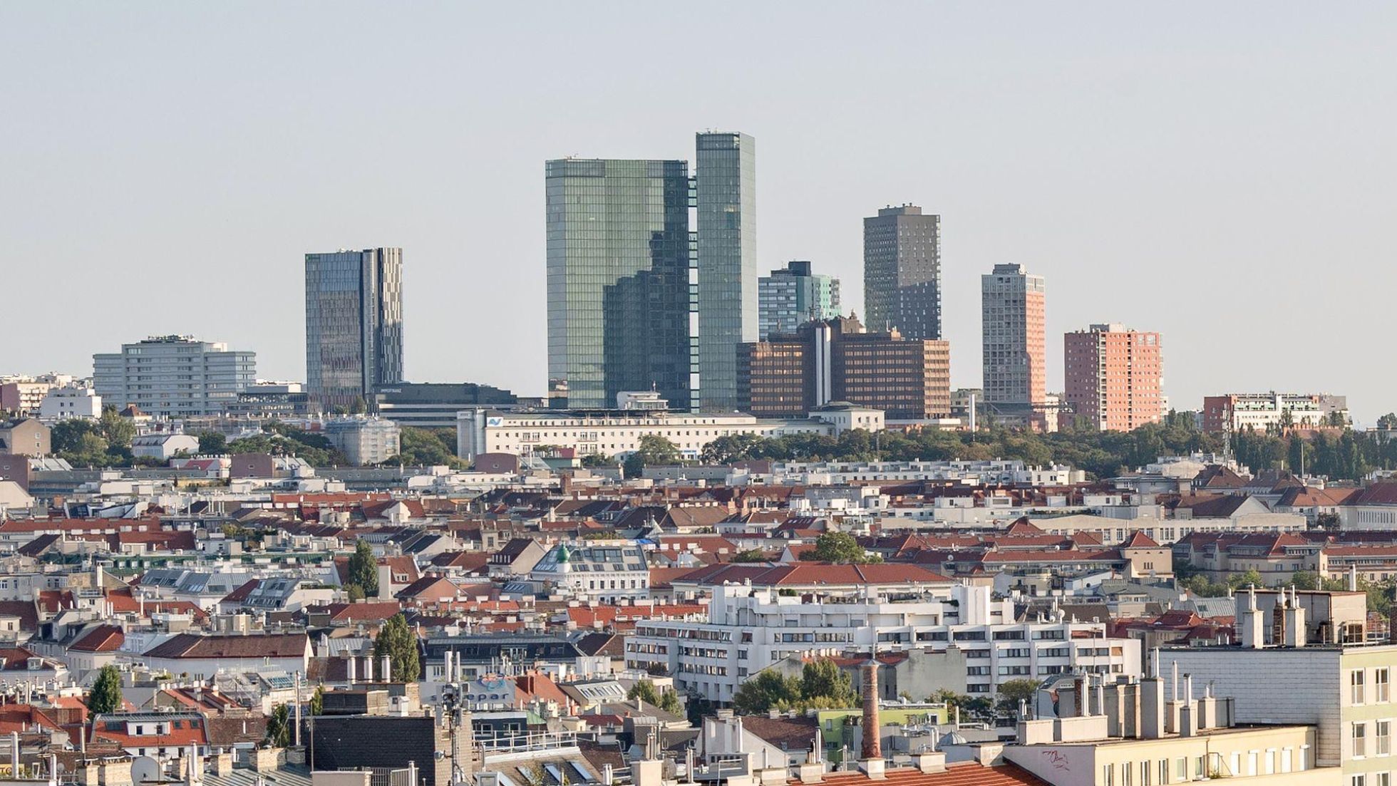 copyright: Stadt Wien / Gerd Götzenbrucker Stadtgebiet, dahinter eine Skyline mit einigen Hochhäusern