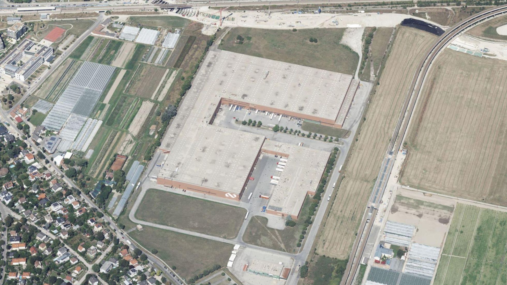 copyright: Stadt Wien Schrägluftbild auf das Gebiet einer Fläche eines Logistikbetriebs.