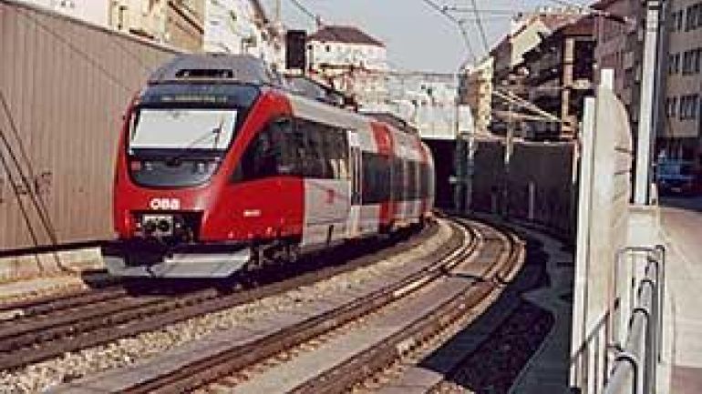 eine Schnellbahn auf der Fahrt durch Wien