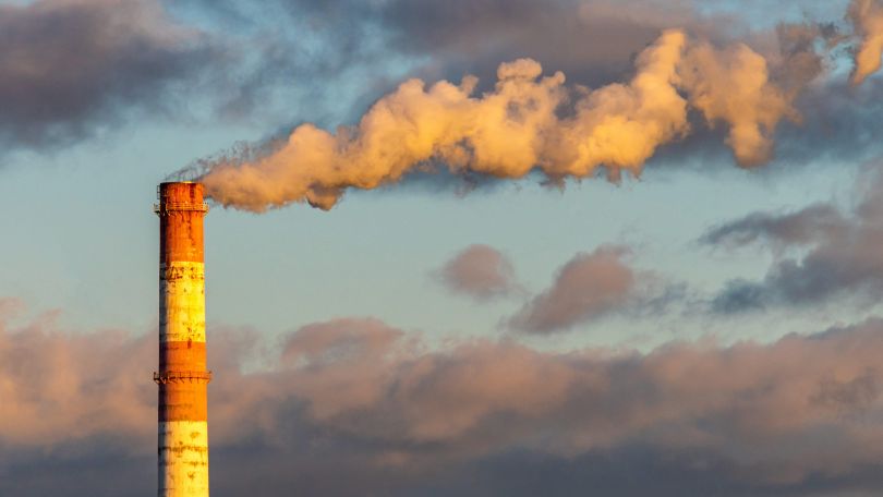 copyright: Pixabay/kmarius Ein Industrie-Schornstein mit weißem Rauch