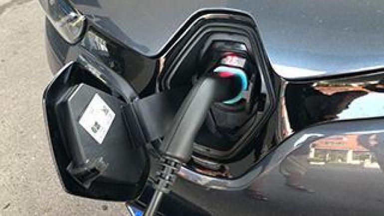 Elektroauto beim Aufladen
