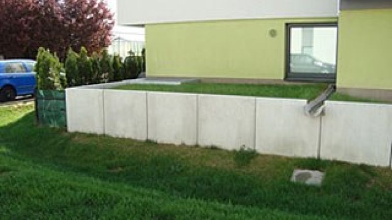 Regenwasser wird über die Abflussrohre in Sickermulden geleitet.