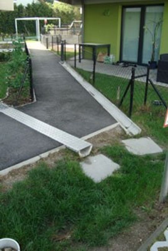 copyright: MA 22 Das Regenwasser wird durch Rohre weitergeleitet, die auch durch den Gehsteig führen.