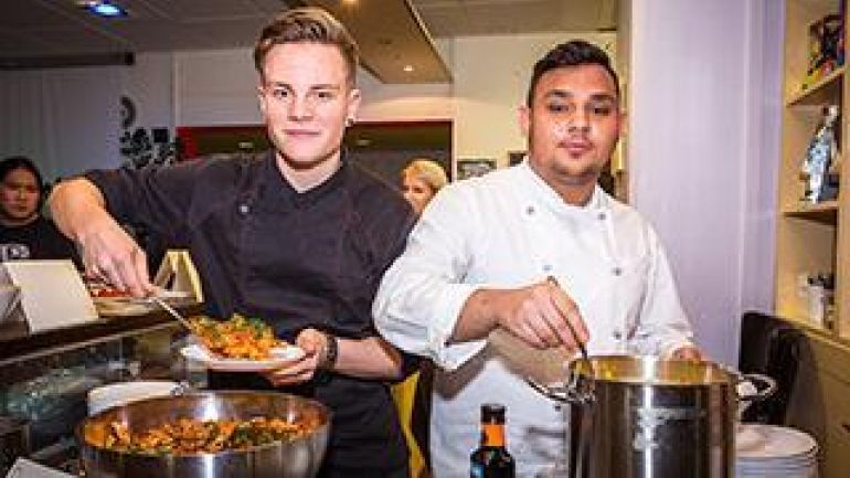 2 Köche in einer Küche