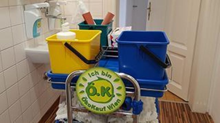 copyright: ÖkoKauf Wien / DI Marion Jaros Ein Wagerl mit Putzkübeln und Putzmitteln