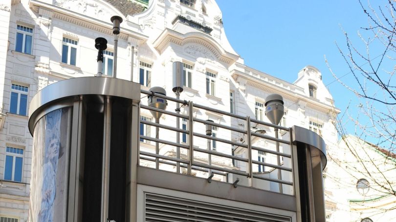 Luftmessstelle auf einem Dach, dahinter ein typischer Wiener Altbau