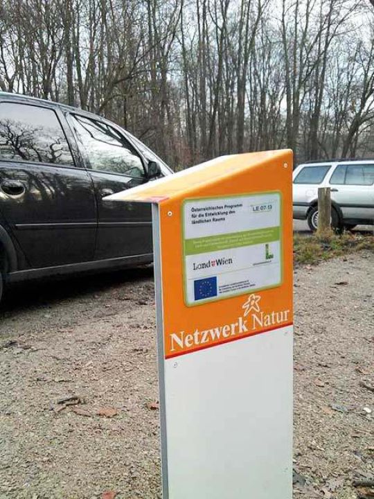 Stele mit dem Hinweis auf die Förderstelle der Leit- und Tunnelsysteme; Österreichisches Programm für die Entwicklung des ländlichen Raumes