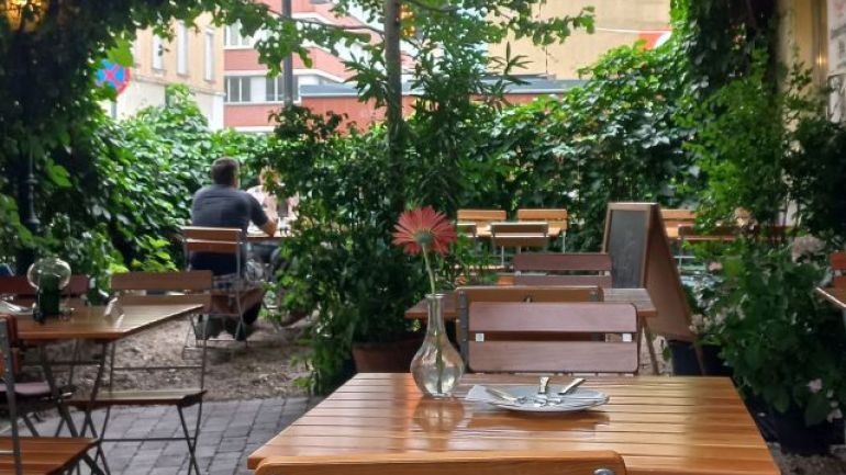 Gastgarten mit Pflanzendach