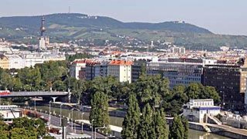Donaukanal und im Hintergrund Kahlen- und Leopoldsberg