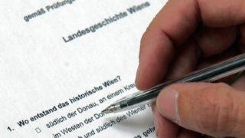 Hand mit Kugelschreiber über einem Text