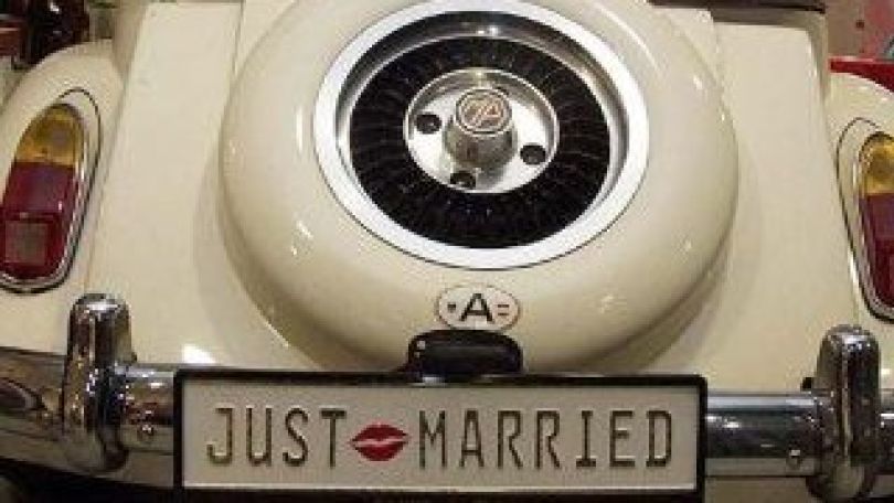 copyright: w24 - Laila Daneshmandi weißes Auto mit Aufschrift "Just Married"