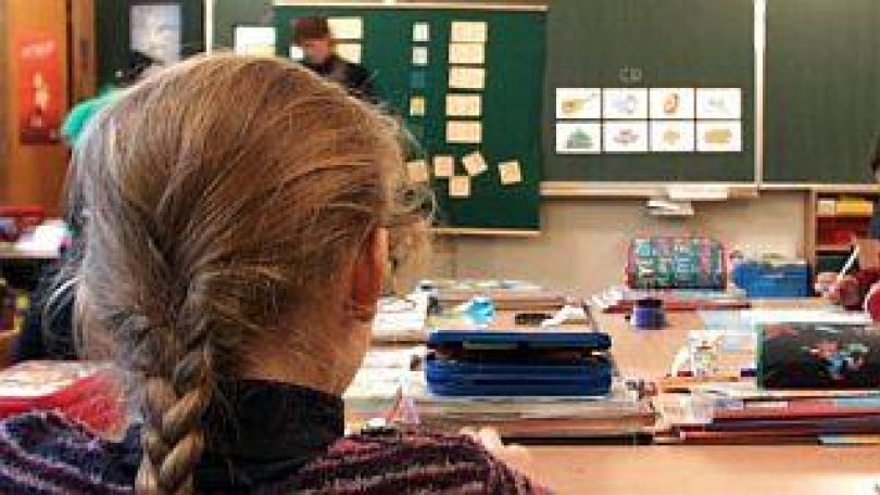 Mädchenkopf von hinten vor Schultafel