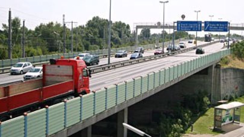 Blick von oben auf eine Autobahn: Lkw, Pkws, Fahrspuren