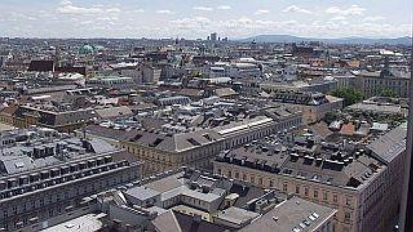 Häuserdächer und Kuppel der Karlkirche