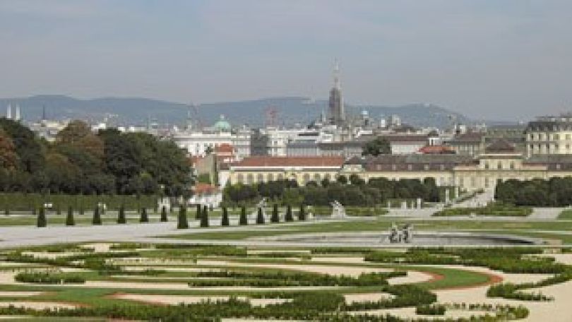 copyright: AOA Archiv Gindl 2 Rucksacktouristinnen blicken auf Wien