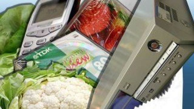 Handy, Karfiol, Erdbeeren, Radio im Korb