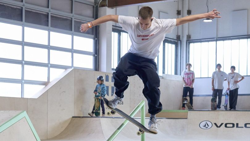 copyright: Stadt Wien/Markus Wache Skateboarder in einer Skatehalle