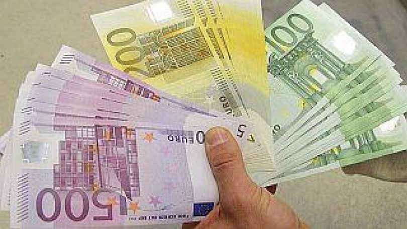 Euroscheine in einer Hand