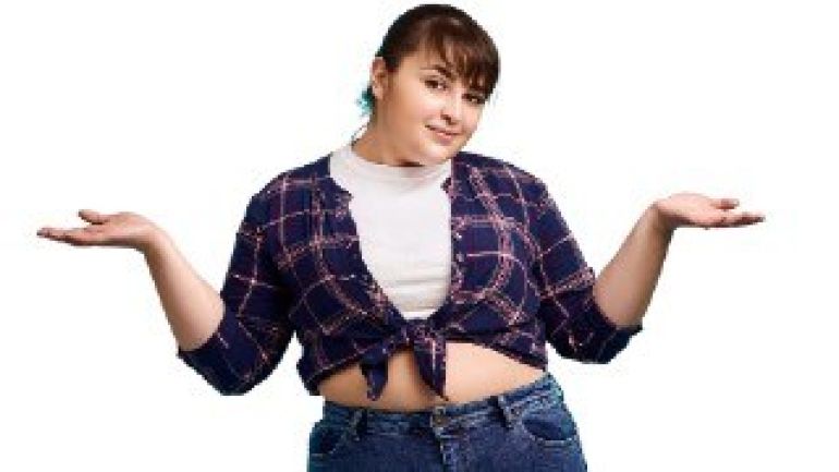 copyright: MA 24 Füllige Frau in kariertem Hemd lächelt und zuckt mit den Schultern