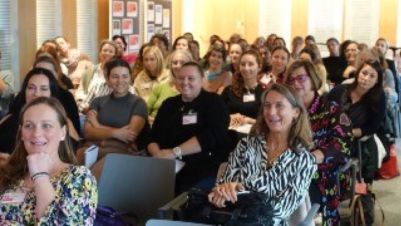 Foto von sitzendem weiblichem Publikum einer Veranstaltung