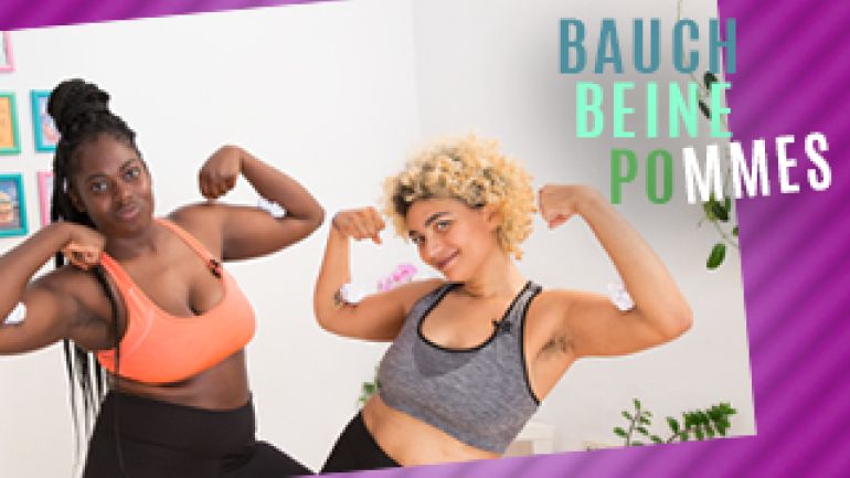 Zwei junge Frauen machen ein Workout