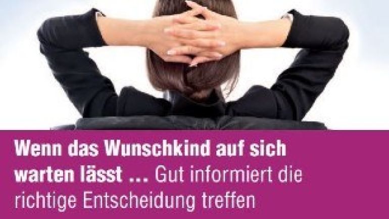Von hinten fotografierte Frau, die Hände hinter dem Kopf verschränkt. Darunter auf lila Hintergrund: "Wenn das Wunschkind auf sich warten lässt... Gut informiert die richtige Entscheidung treffen"