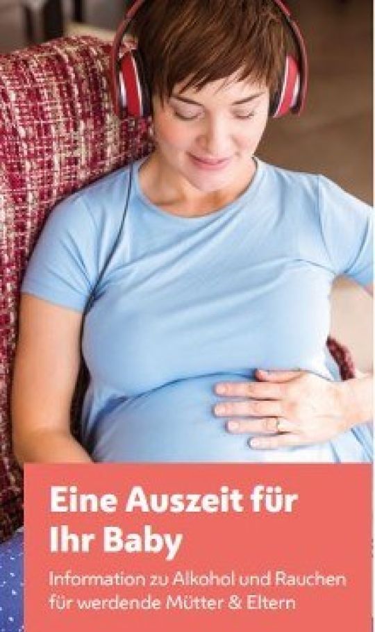 Schwangere, die Musik hört und im Sitzen auf ihren Bauch blickt. Darunter Schriftzug: "Eine Auszeit für ihr Baby. Information zu Alkohol und Rauchen für werdende Eltern"