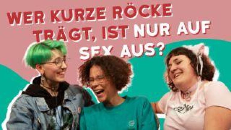 Drei Mädchen lachen über die Frage 'Wer kurze Röcke trägt, ist nur auf Sex aus?'.