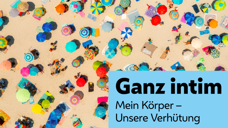 copyright: MA 24 - Frauengesundheit Wien Strand von oben mit bunten Sonnenschirmen