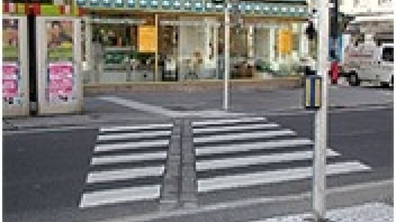 Bodenleitsystem für blinde Menschen auf einer Straßenkreuzung