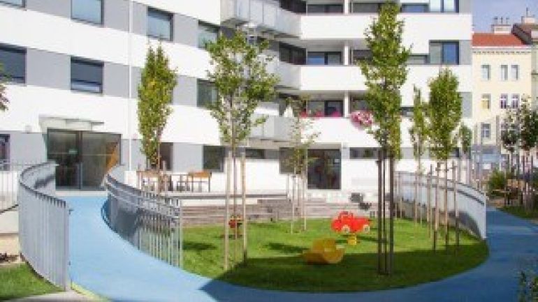 Eine Rampe als barrierefreier Zugang in einem Wohnbau