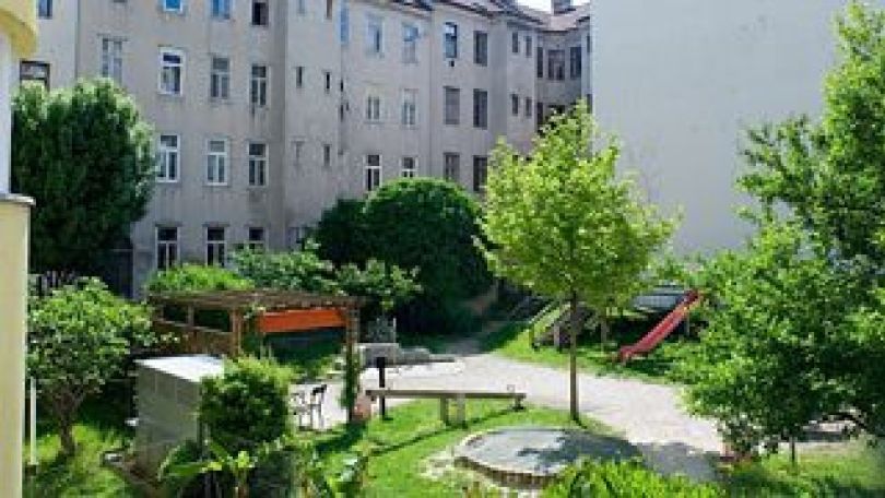 copyright: GBstern10 Begrünter Innenhof, Bänke, Laube, Spielgeräte