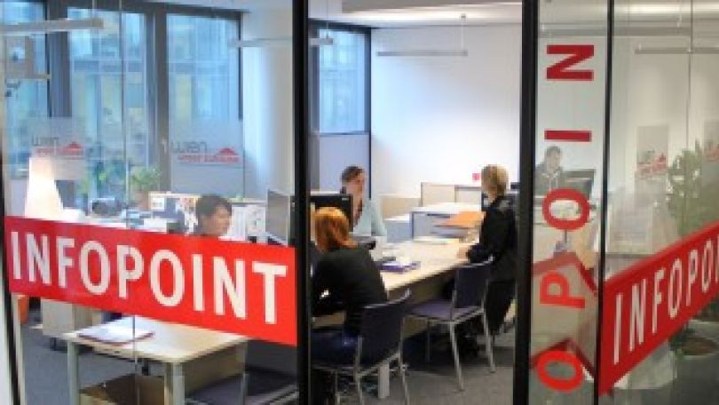 Beratungsgespräche hinter Glaswand im Infopoint der MA 25 und MA 50