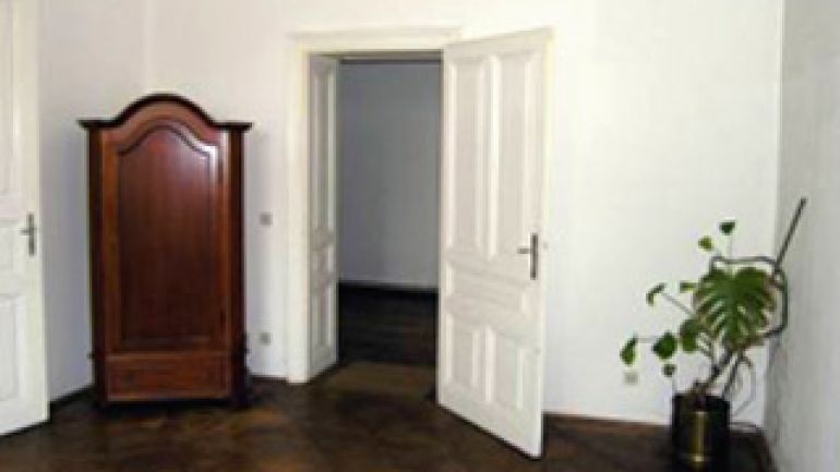 Altbauwohnung mit Kasten und Pflanze