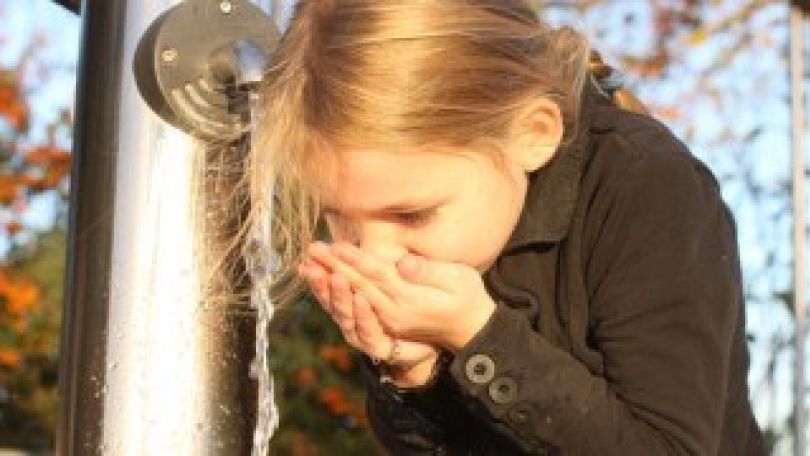 copyright: Wiener Wasser - Houdek Mädchen trinkt Wasser aus einem öffentlichen Brunnen