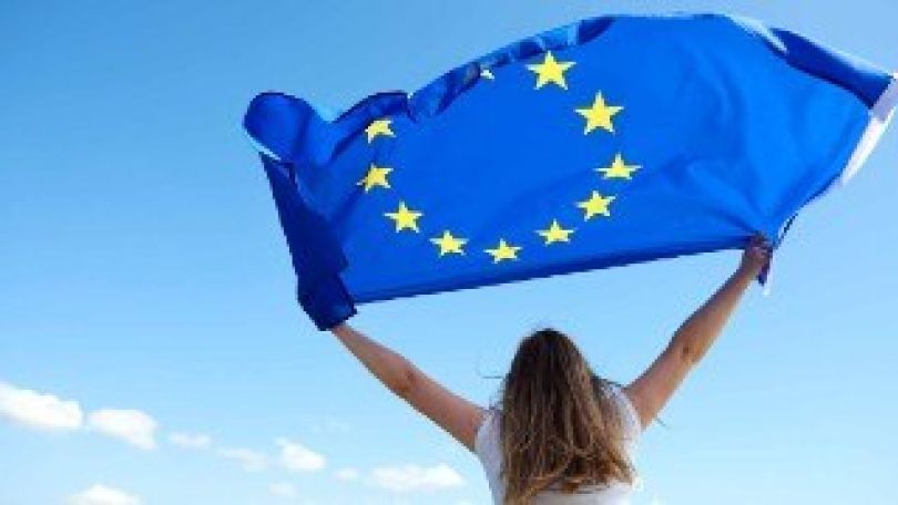 Frau hält EU-Fahne hoch