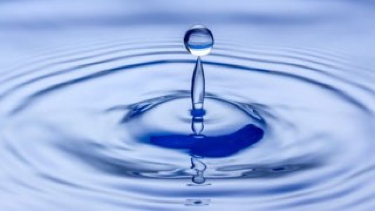 copyright: BilderBox.com Ein ins Wasser fallender Tropfen