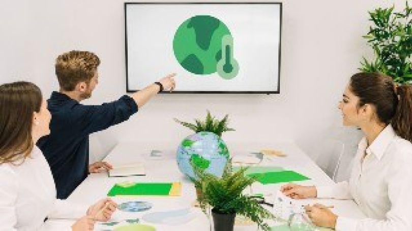 Geschäftsmann, der seinen Kollegen eine Grafik zur globalen Erwärmung auf einem Bildschirm zeigt