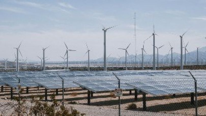 copyright: pexels - Kindel Media Solaranlagen neben Windrädern