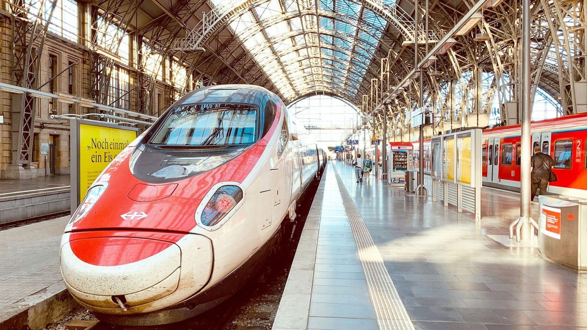 Hochgeschwindigkeitszug am Bahnsteig.