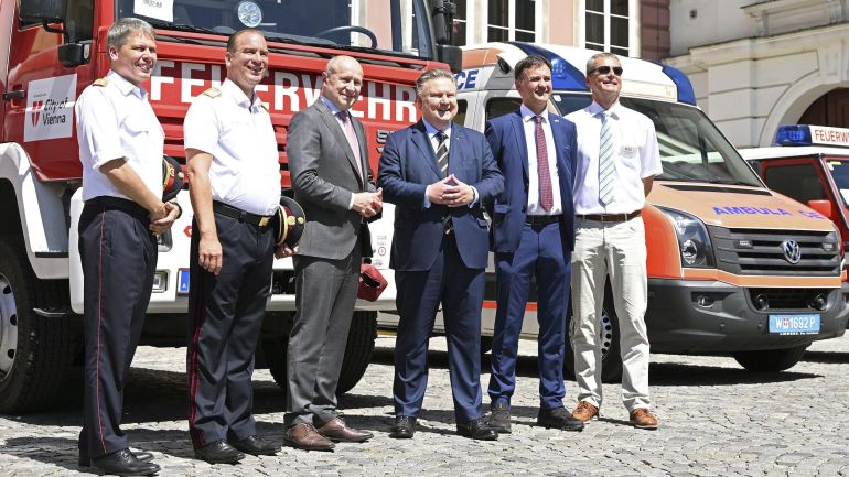 copyright: Stadt Wien/Christian Jobst Mario Rauch (MA 68), Rainer Gottwald (MA 70), Vasyl Khymynets (ukrainischer Botschafter), Bürgermeister Michael Ludwig, Robert Müller (österreichischer Botschafter)