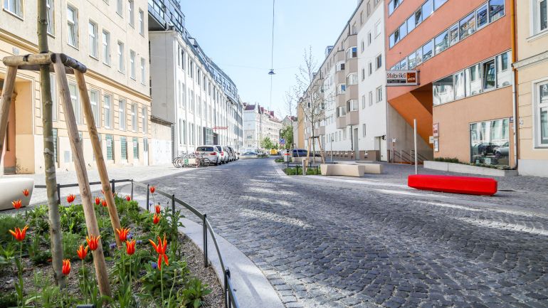 copyright: MA 28/Christian Fürthner Gepflasterte Straße mit Grüninseln und Sitzgelegenheiten