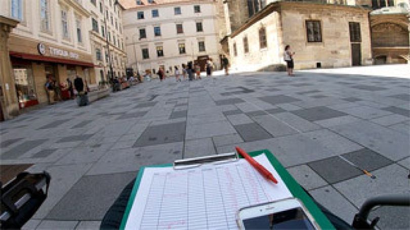 Straße mit Steinplatten